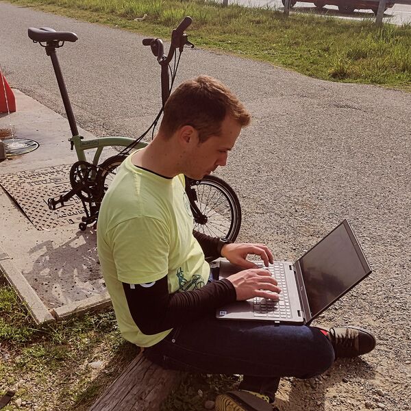 Persone che pedalano per andare al lavoro